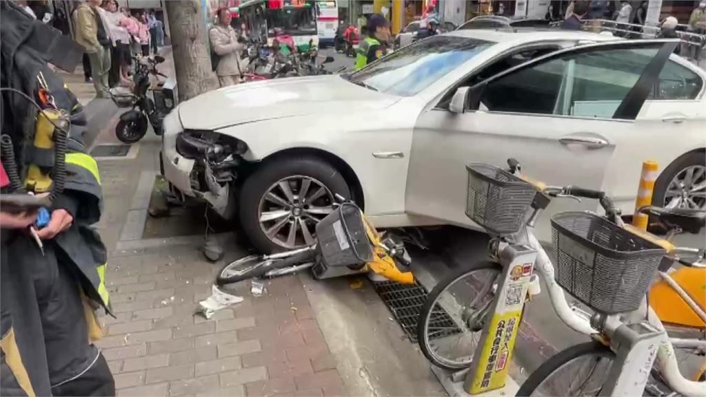 新莊BMW失控爆衝撞汽機車 3人送醫其中1人OHCA