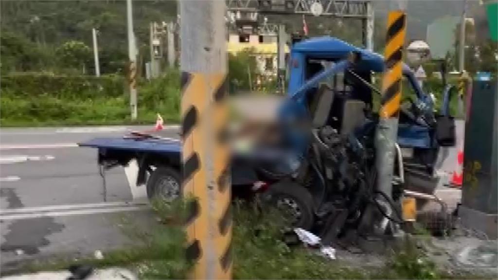 花蓮小貨車自撞車頭全凹！ 後車斗2男「命危」緊急送醫