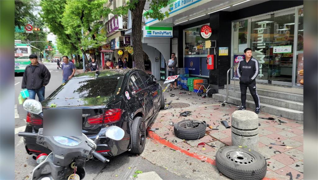 台北市三民路、富錦街口發生救護車與BMW轎車相撞事故。圖／台視新聞