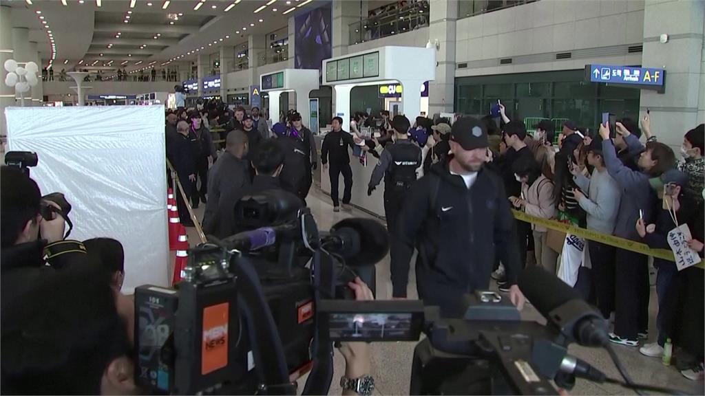 道奇隊15日抵達南韓仁川機場，卻有南韓民眾丟蛋。圖／路透社