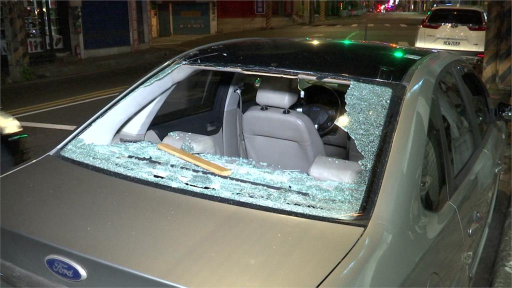 惡煞砸破車窗當街砍人、轎車後擋風玻璃被敲出一個大洞。圖：台視新聞