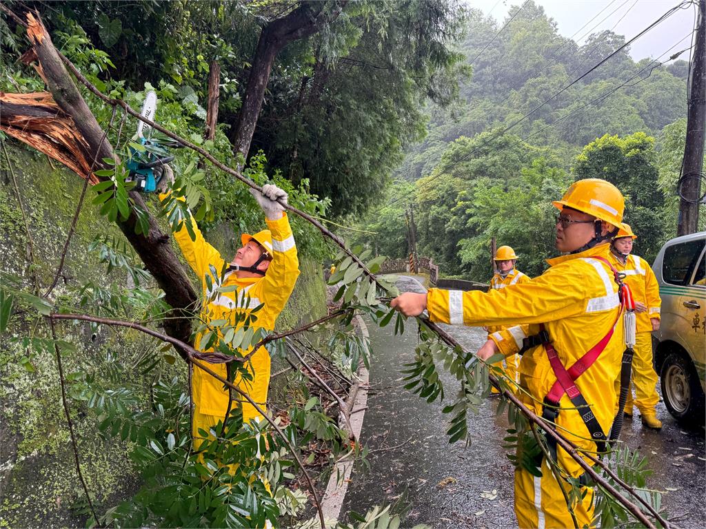 巴威釀全台逾15萬戶停電 台電啟動跨區支援全力搶修