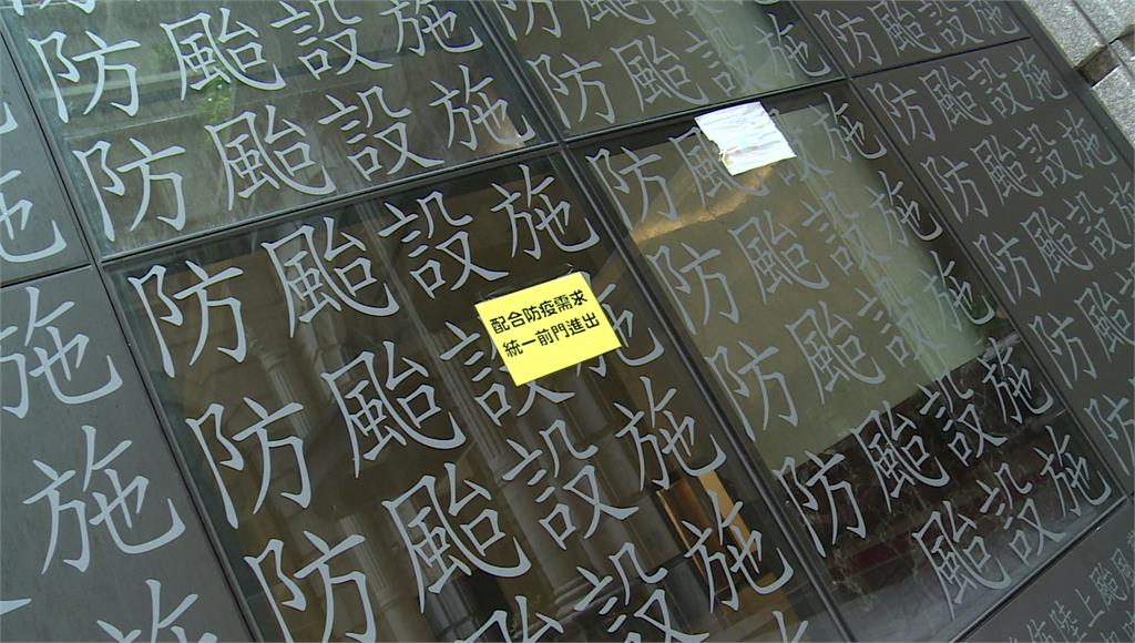 豪宅門口玻璃上貼滿「防颱設施」字樣。圖／台視新聞