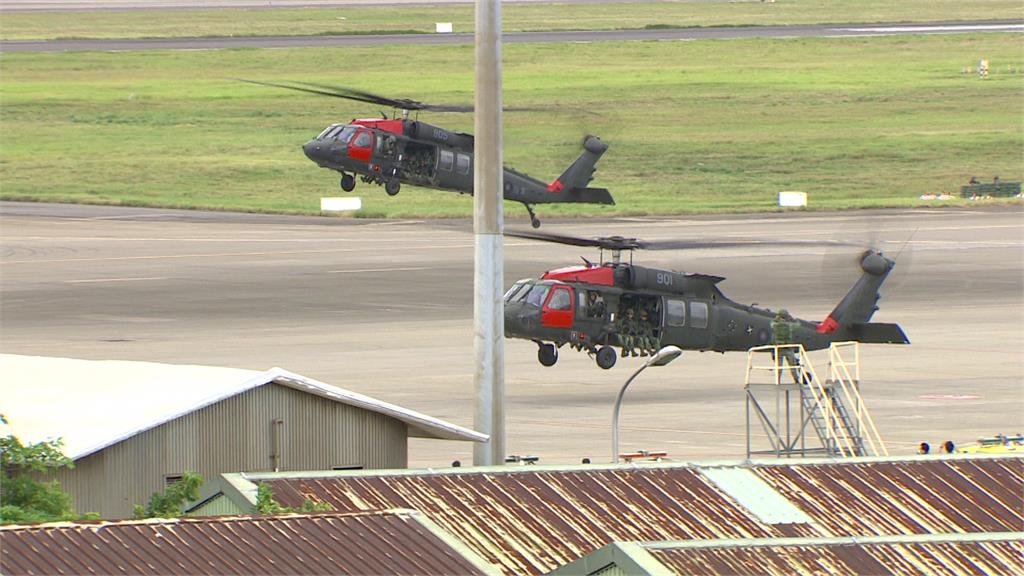 黑鷹直升機現蹤桃園機場，進行漢光演習。圖／台視新聞