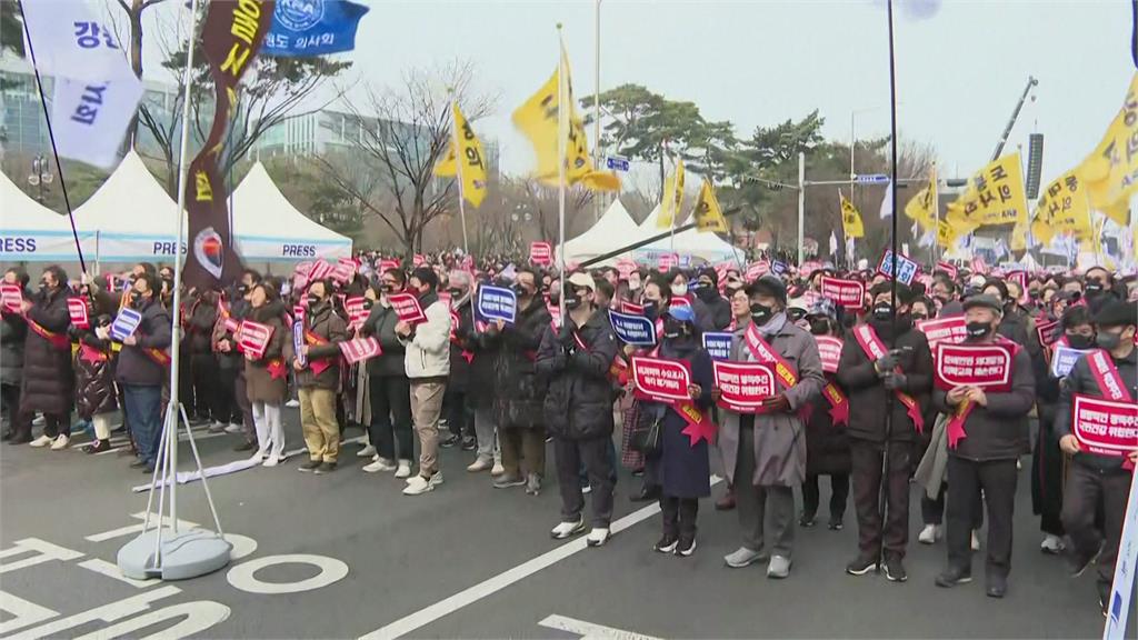 大韓醫師協會在首爾舉辦大型示威，抗議醫學院擴招。圖／美聯社