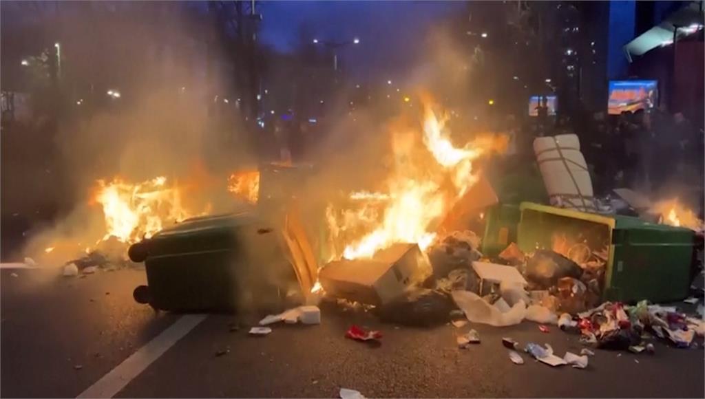 示威民眾在路上焚燒垃圾，形成路障。圖／美聯社、路透社