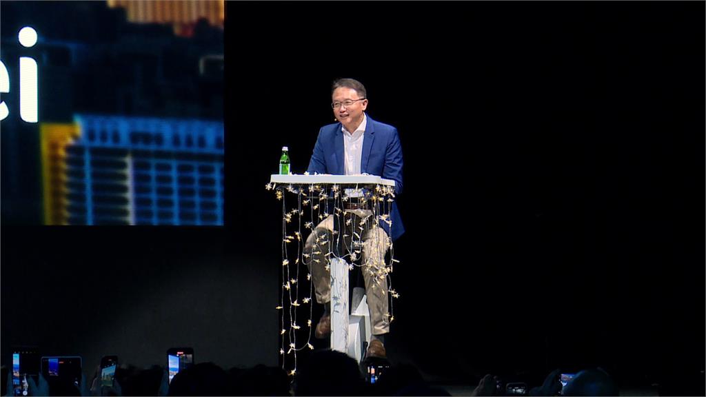 宏碁董事長陳俊聖騎著倚天酷碁AI電動腳踏車。圖／非凡新聞