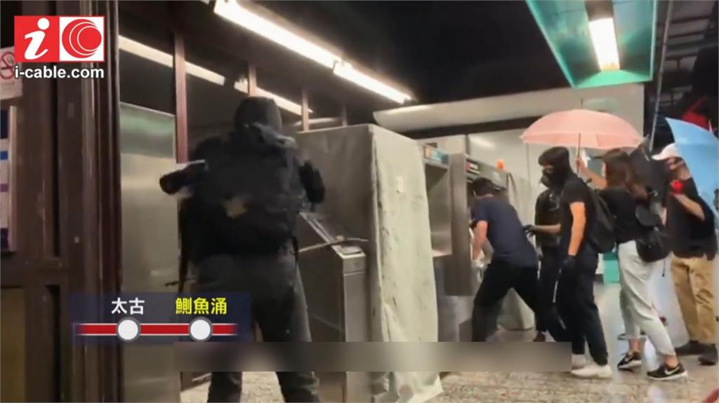 香港民眾抗議《禁蒙面法》，在多座地鐵站發起破壞行動。圖：i-Cable香港有線新聞