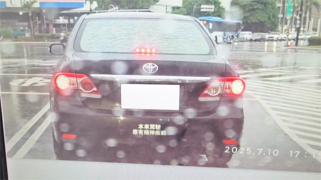 一輛黑色轎車在車尾貼上「本車駕駛患有精神疾病」的字樣，引發其他用路人關注。圖／台視新聞