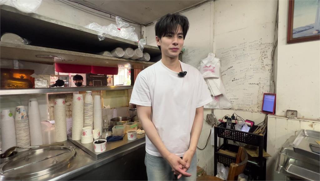 高雄粉圓冰店型男暴紅 被網友封「台版張凌赫」