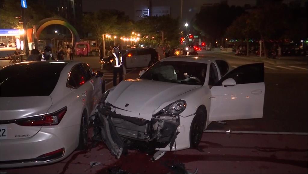 保時捷和Lexus相撞，兩車毀損嚴重。圖／台視新聞