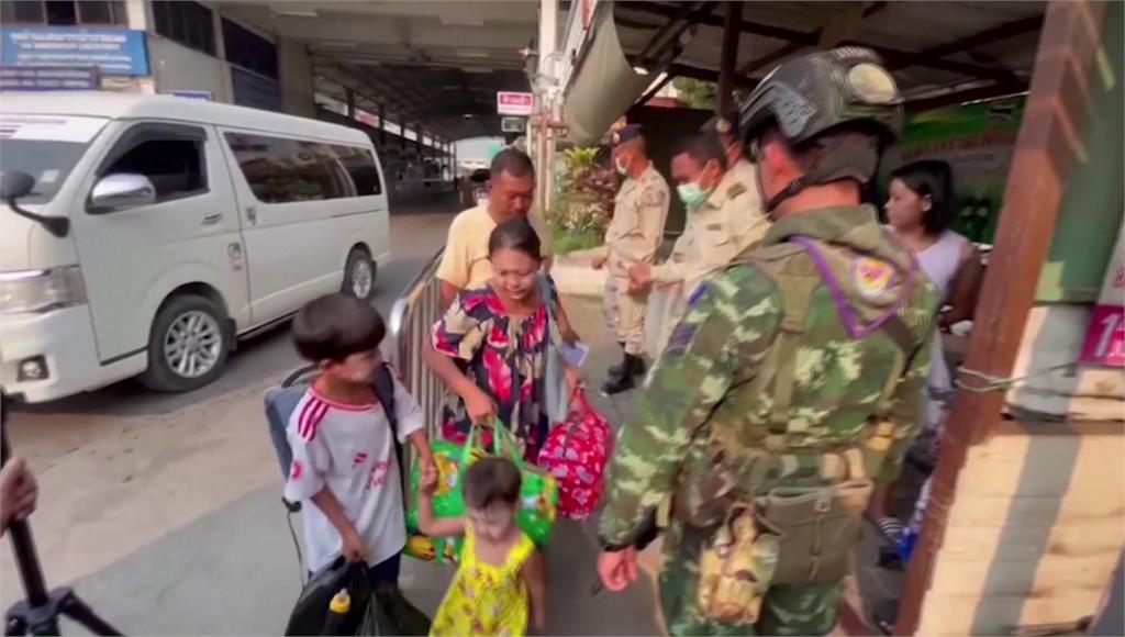 緬甸民眾逃離到泰國。圖／路透社、美聯社