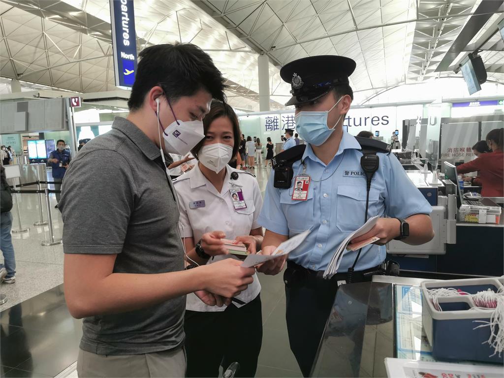 港警在機場發宣傳，提醒離港旅客小心求職騙案及注意外遊安全。圖／翻攝自gov.hk