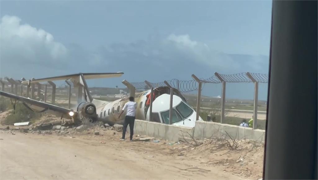 索馬利亞班機降落後，失控撞上圍籬。圖／路透社