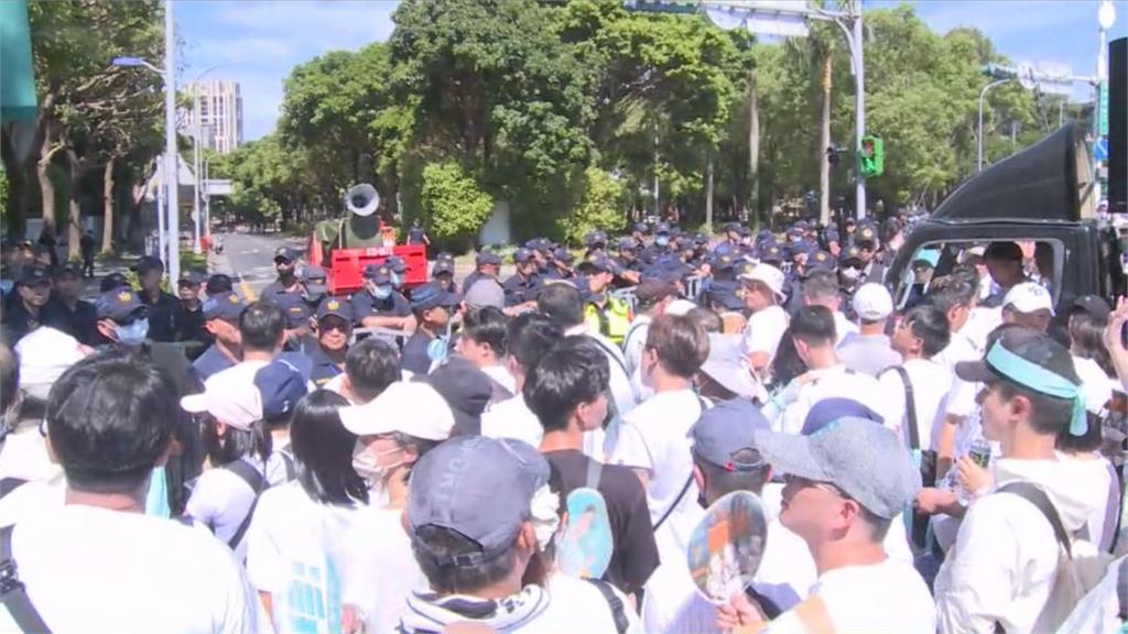 民眾黨走讀活動遭攔，黃國昌怒嗆警。圖／台視新聞