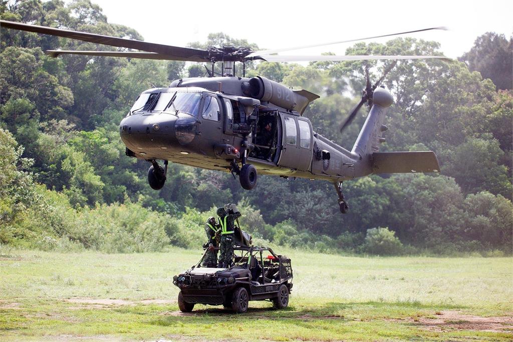 UH-60M黑鷹直升機，21、23日清晨將試航飛越總統府。圖／國慶籌備委員會提供