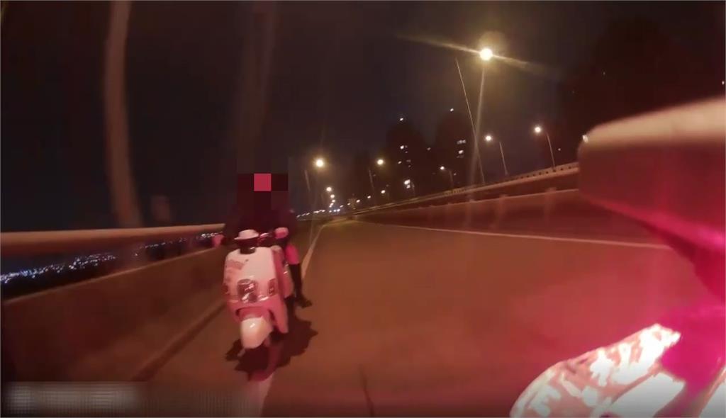 無照男「改車遮牌載女友」耍帥！遇警拔槍喝令秒就範