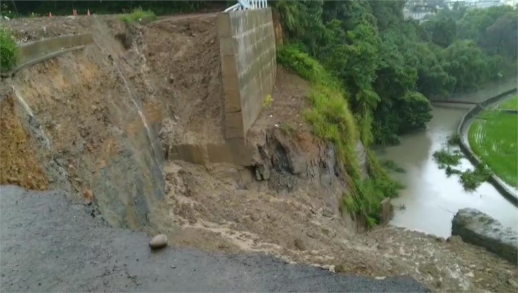梅花颱風導致道路路基坍塌。圖／台視新聞