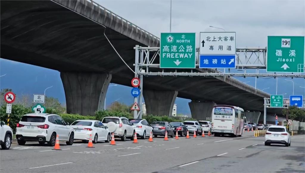 228北返車潮湧現！雪隧回堵4公里 國5恐塞到晚上9點