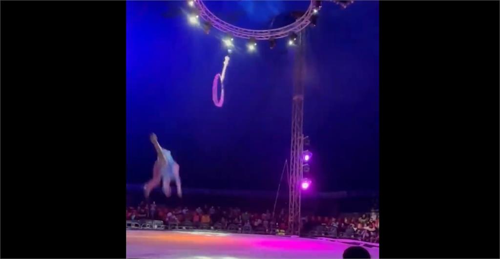 墨西哥一個馬戲團的女特技員表演時失手，從5公尺高墜地，嚇壞觀眾。圖／翻攝自網路