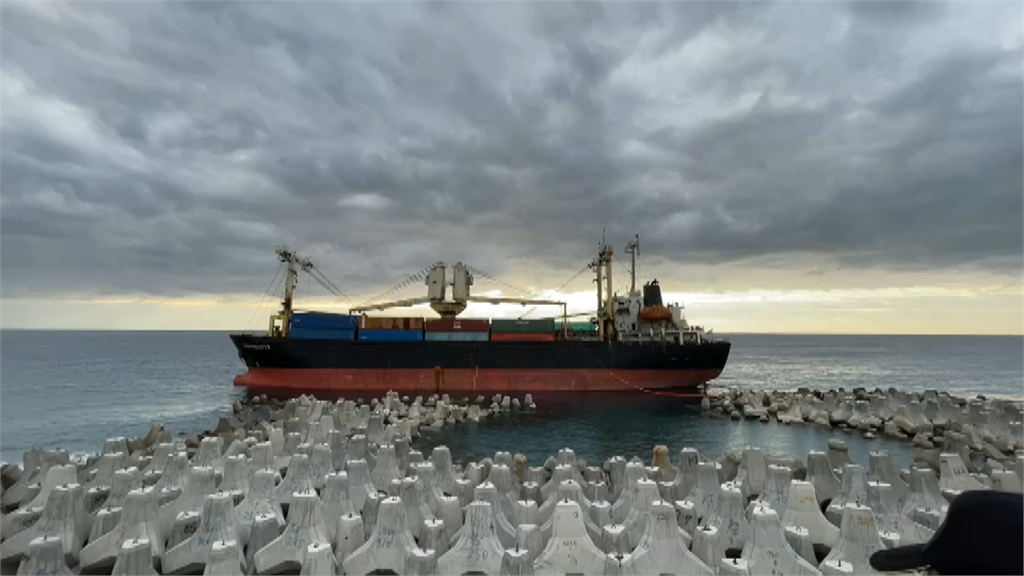 重達6,653噸的貨輪困在富岡漁港。圖／台視新聞
