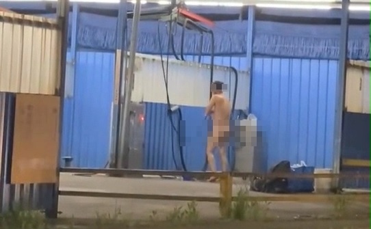 男子在自助洗車場全裸洗澡，行為超誇張。圖／翻攝自社會事新聞影音