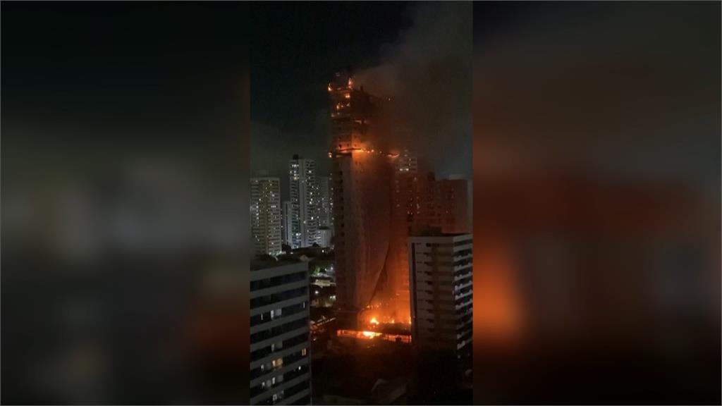 巴西施工中摩天大樓惡火狂燒 零件墜地噴火
