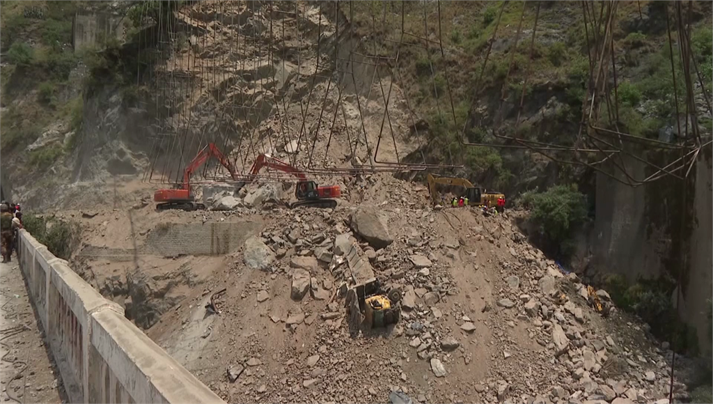 喜馬拉雅山區隧道突崩塌，10工人遭埋亡。圖／翻攝自AP Direct