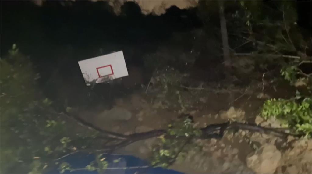 基隆教忠公園內的籃球場遭土石淹沒。圖／台視新聞