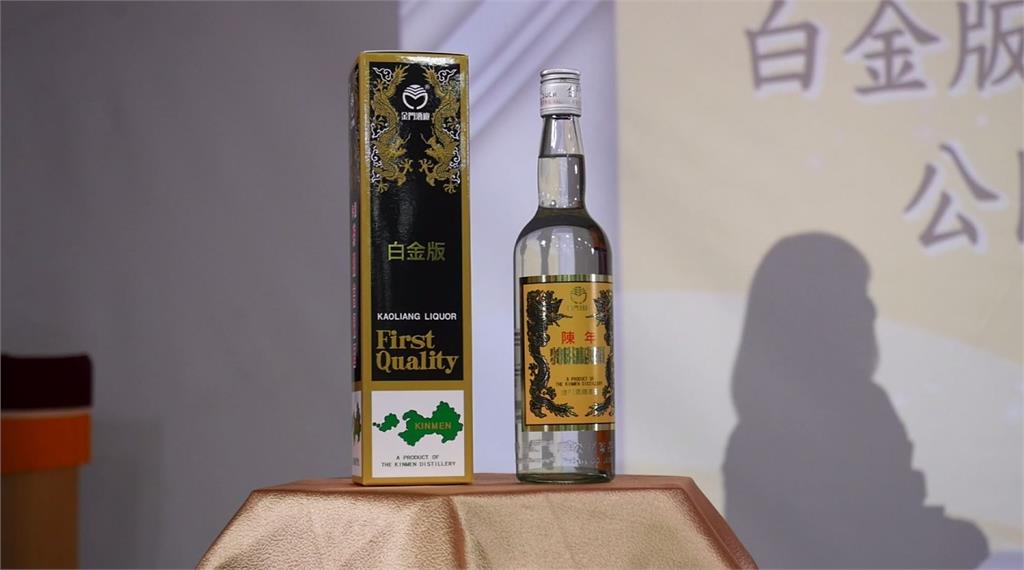 金門酒廠近日推出2萬瓶白金版10年陳年高粱酒「黑金剛」。圖：台視新聞