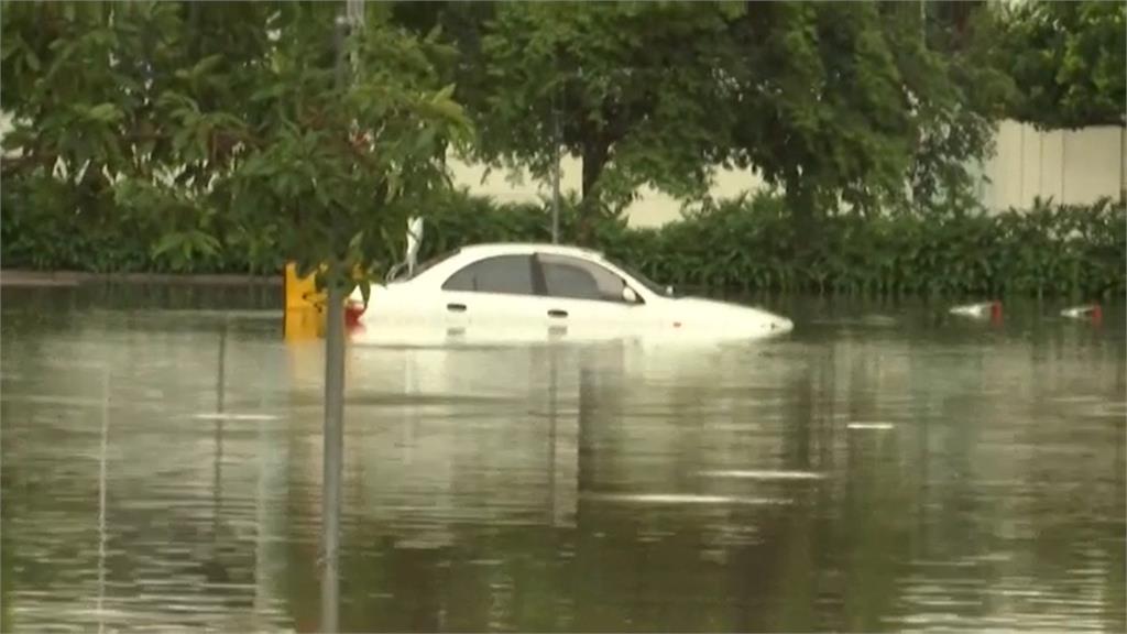澳大利亞東部沿海近日豪雨成災，整台車幾乎被水淹沒。圖／翻攝自AP Direct