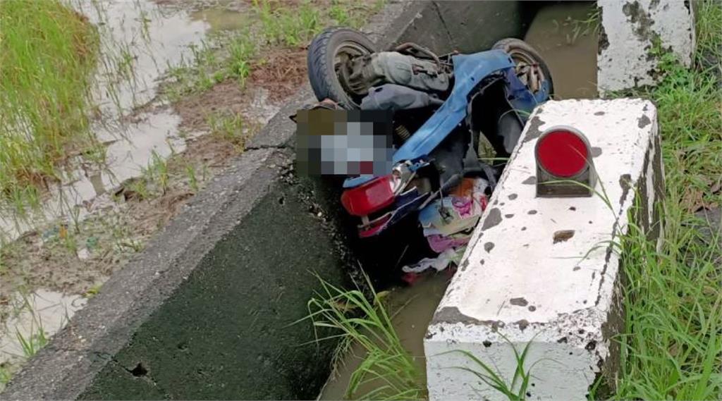 台南有婦人在騎車返家途中，因天雨路滑加上視線不佳，疑似不慎擦撞護欄，連人帶車摔進水溝溺斃。圖：台視新聞