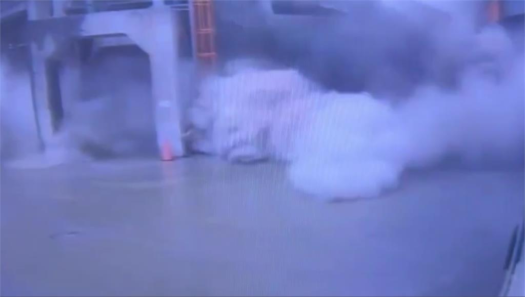 桃園水泥預拌廠桶槽崩塌！塵土宛如「沙暴來襲」  員工逃命畫面曝