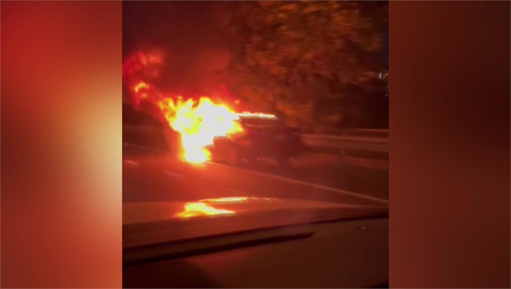 29日晚間一輛轎車在國道一號上起火燃燒。圖／台視新聞
