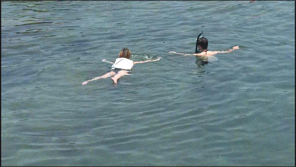 基隆外木山海邊暑假一到湧入戲水人潮，但被水母螫傷個案也開始變多。圖／台視新聞（非當事人畫面）