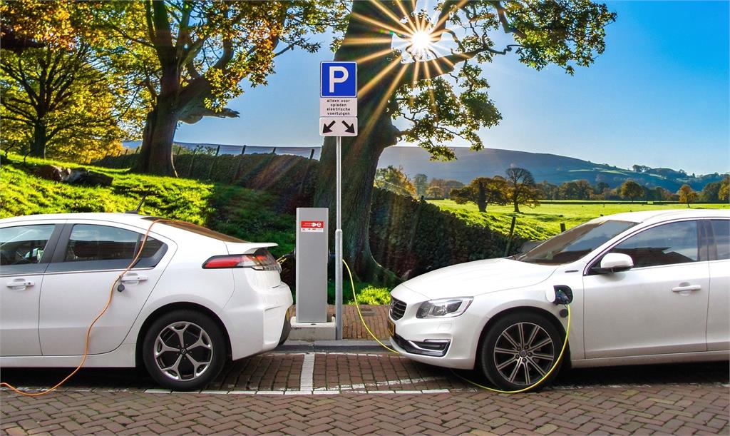 汽車汰舊換電動車可補助1.5萬，2023年元旦起上路。示意圖／翻攝自Pixabay@Joenomias