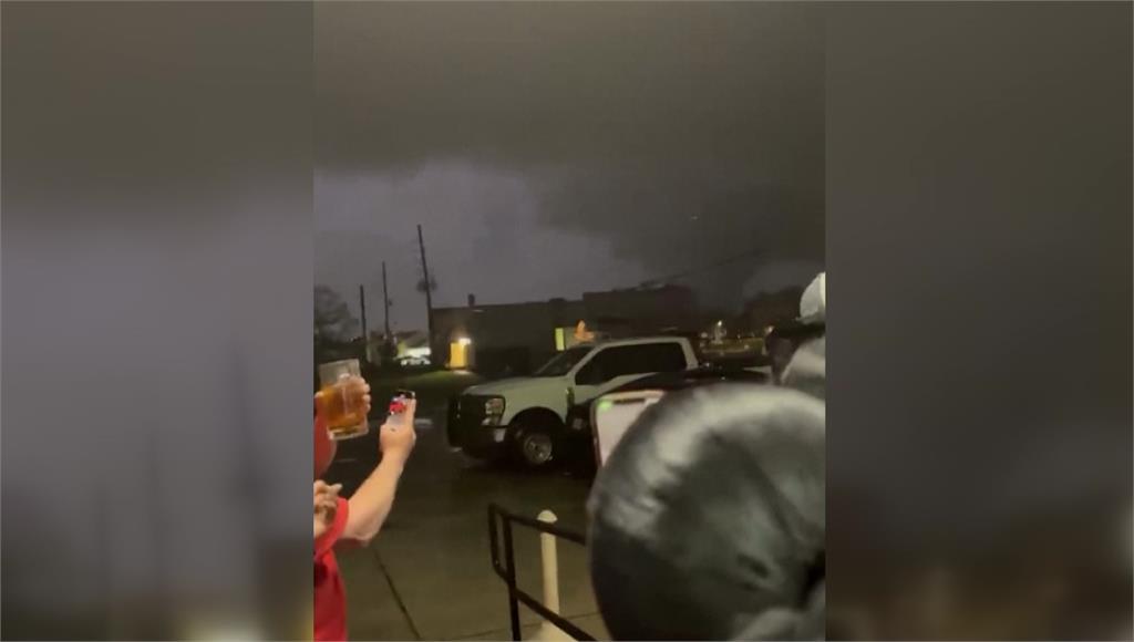 美國路易斯安那州的紐奧良附近，22日晚間遭到巨大的龍捲風襲擊。圖／翻攝自AP Direct