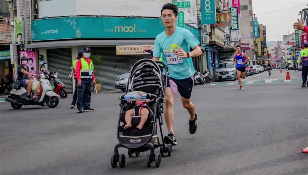 彰化林先生帶著未滿周歲女兒征戰5K馬拉松。圖／台視新聞