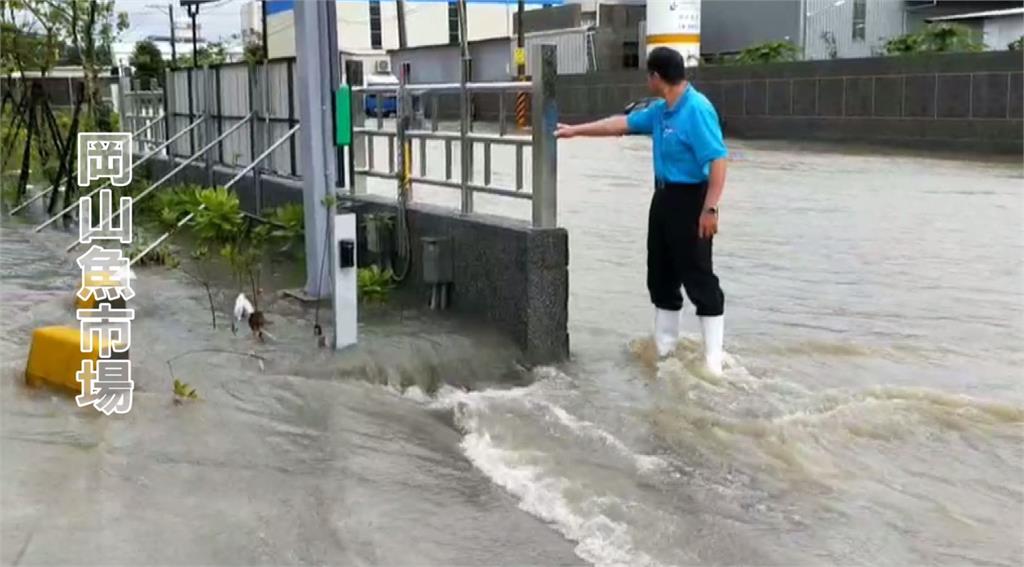 高雄今（28）日一早就降下大雨，岡山魚市場外馬路淹成河道。