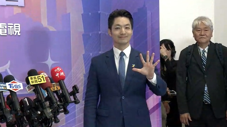 蔣萬安病癒出席北市長辯論會　深藍西裝別台北隊徽章強調「有信心」