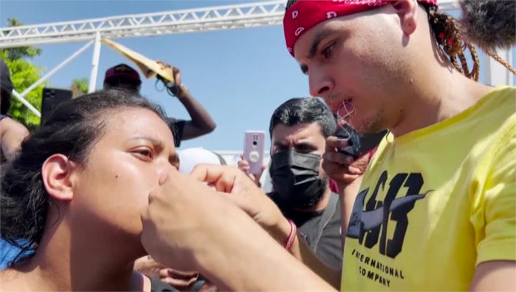 墨西哥難民縫嘴巴絕食抗議。圖／翻攝自AP Direct