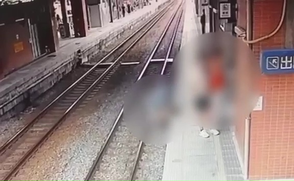 疑父母疏忽未握緊把手...嬰兒車突滑落鐵軌 2歲童濺血臉受傷