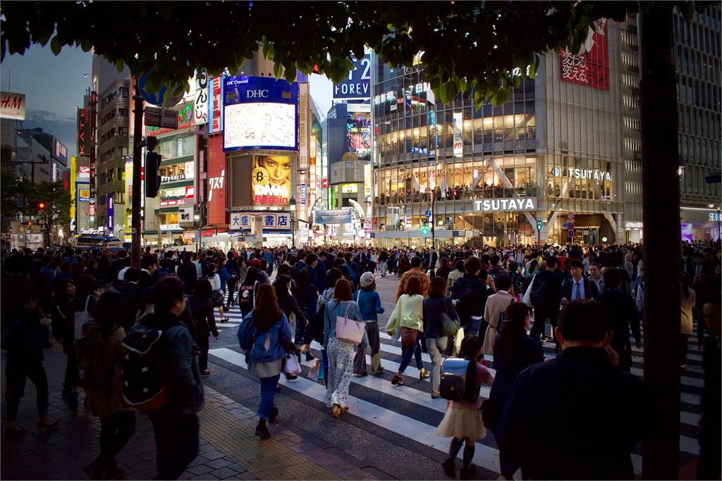 日本疫情再升溫，當局決定東京、大阪、沖繩等6個縣市將持續延長公衛緊急狀態。示意圖／翻攝自Pixabay