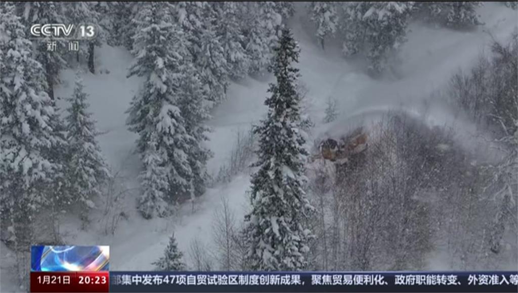 新疆連日降下暴雪，多處地區傳出雪崩，上千名遊客受困滑雪場。圖／翻攝自CCTV