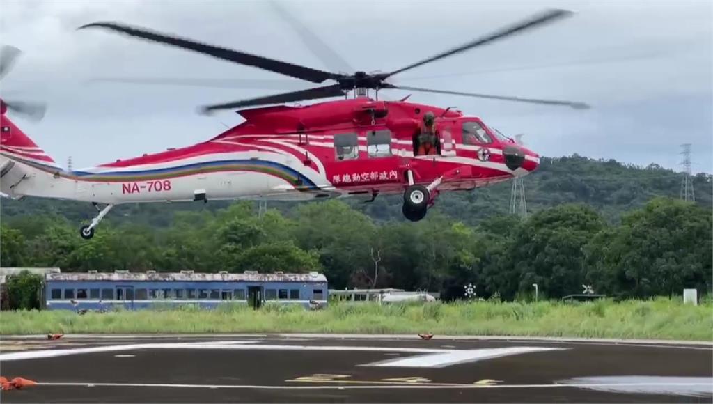 泛舟受困南投沙洲4天 空勤直升機吊掛2人獲救