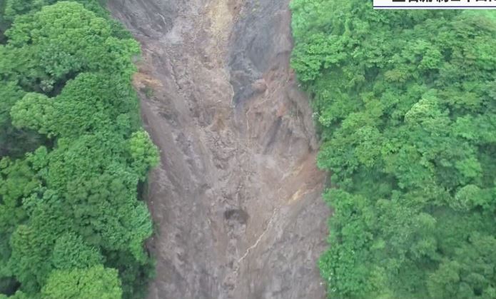 土石流範圍綿延上百公尺，宛如峽谷。圖／翻攝自《NHK》