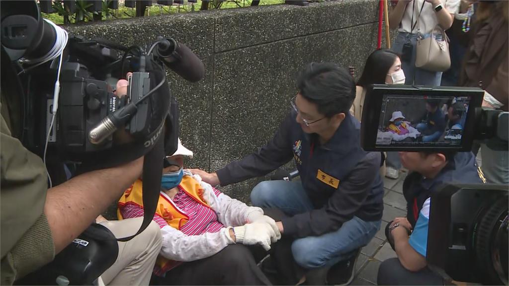 蔣萬安勘災遇志工突暈眩！低血壓緊急送醫 市長陪等救護車
