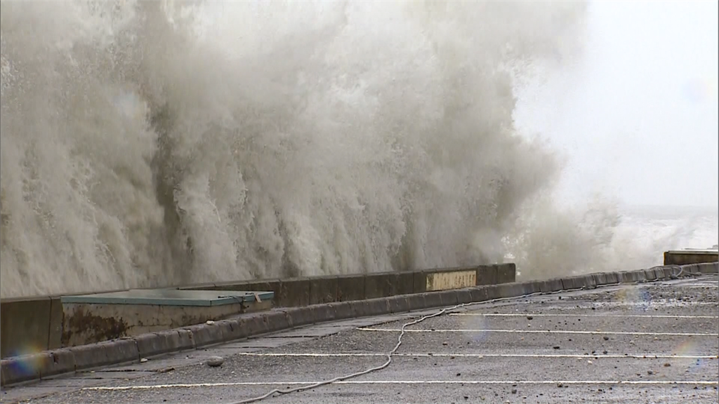 花蓮海岸公路旁出現5層樓高巨浪。圖／台視新聞