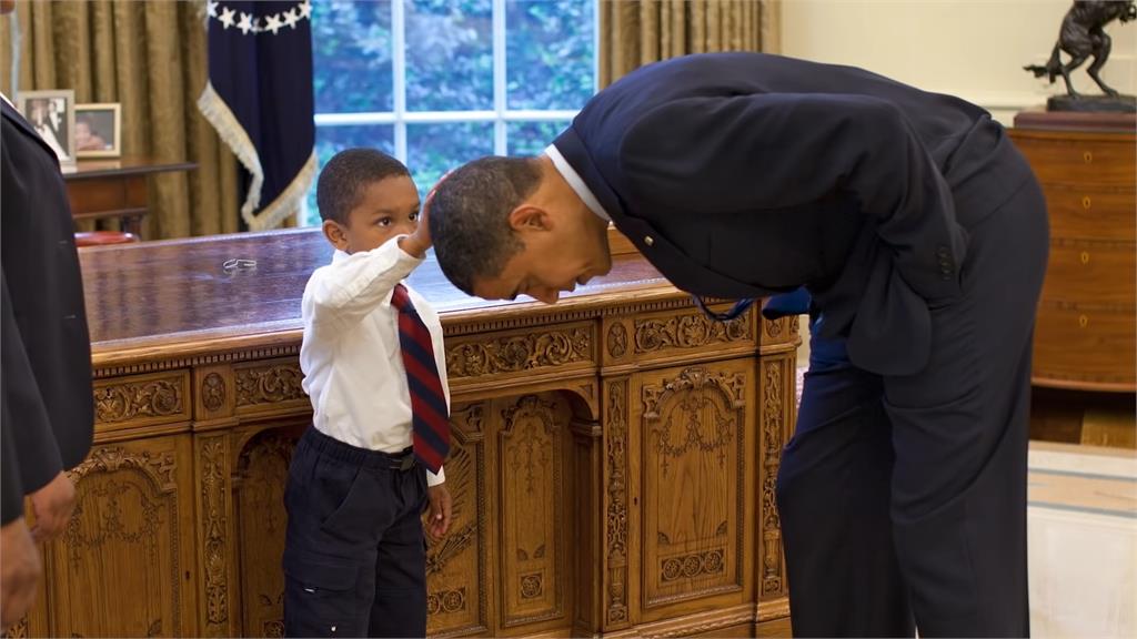 當年摸歐巴馬頭髮的小男童，如今已高中畢業。圖／翻攝自obama.org
