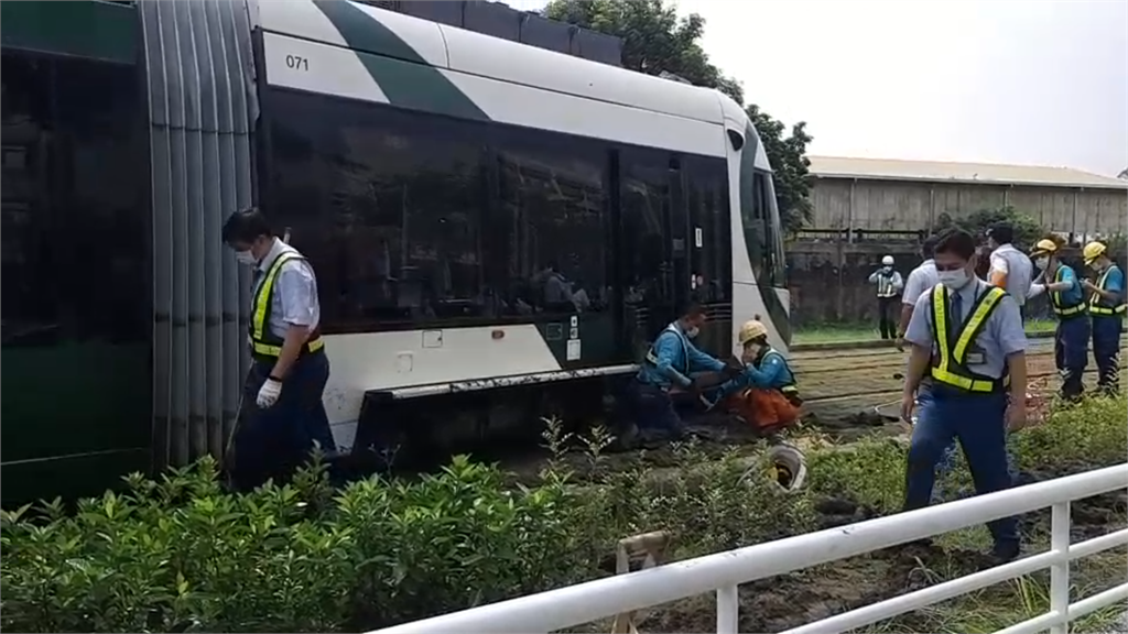 高雄輕軌出軌2人驚魂 疑草太高捲入車底 